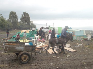 Cum justifică Primăria Eforie evacuarea ţiganilor de la internat: au devastat clădirea!